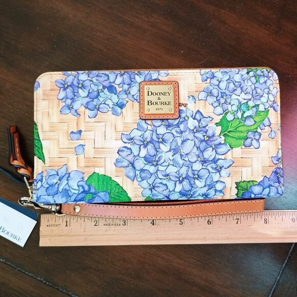 💜🎄BNWT DOONEY BOURKE HYDRANGEA FLOWER ZIPPER WALLET OR WRISTLET - Picture 1 of 6